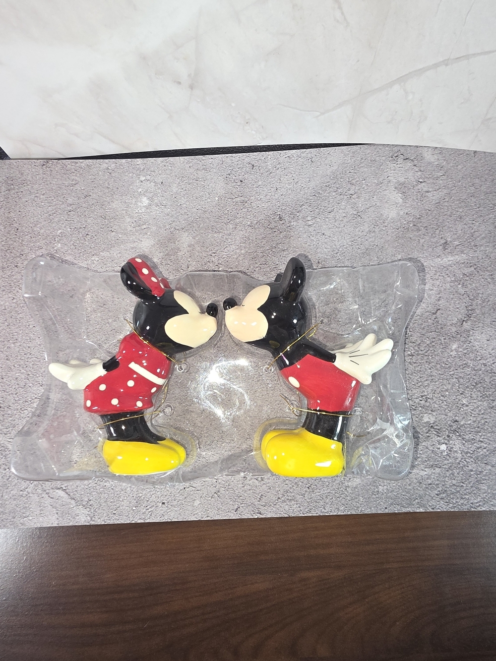 Disney Mickey & Minnie Kissing Salt & Pepper Shakers. NWOB